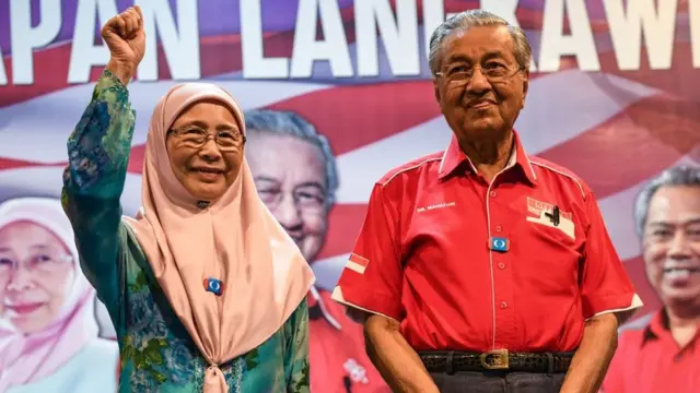 அன்வர் இப்ராஹிமின் மனைவியுடன் மகாதீர் முகமது