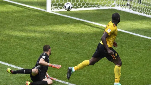Romelu Lukaku anota contra Túnez.
