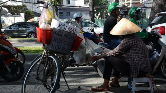 Gánh hàng rong ở các góc phố TP HCM