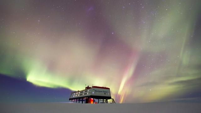 南极的静谧无法形容，那里没有噪音和光污染。在没有光污染的情况下，能看到迷人的星空和南极光。