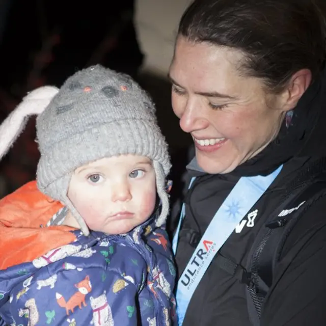 Jasmin Paris junto a su hija