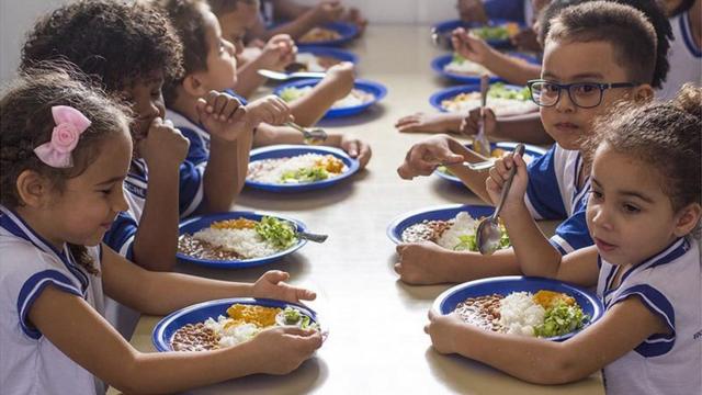 Crianças comendo merendaconcurso da mega sena de hojeescolaconcurso da mega sena de hojeMacaé (RJ)