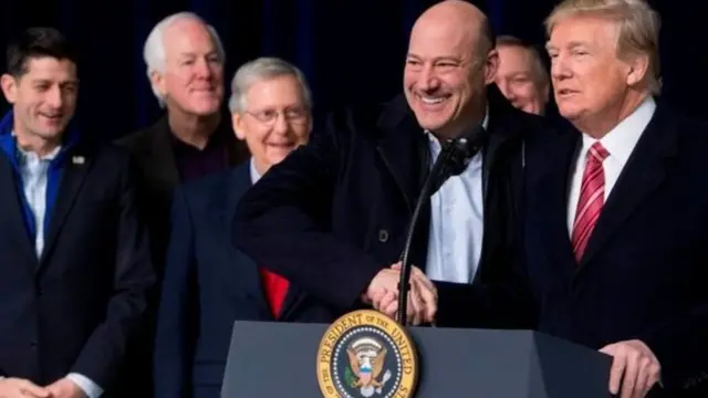 科恩和特朗普握手