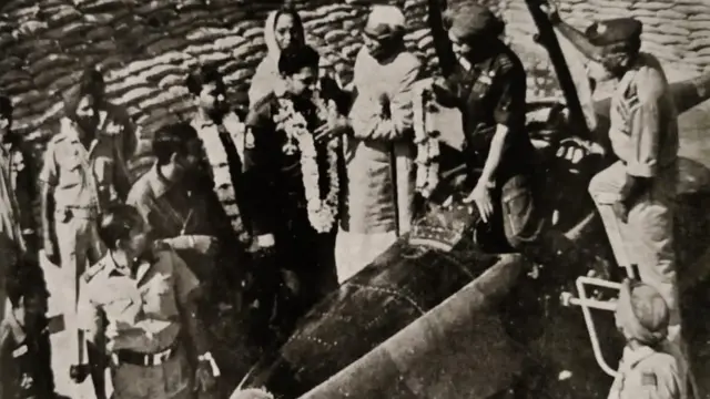 भारतीय पायलटों का स्वागत करते तत्कालिन रक्षा मंत्री जगजीवन राम