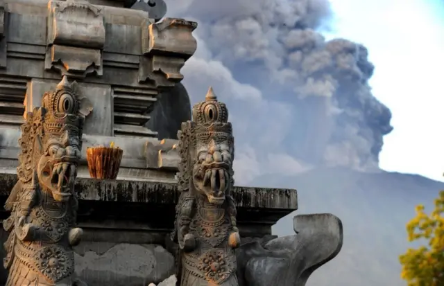 Detalle de un templo en Bali, con el volcán de fondo.