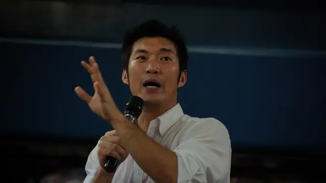 ธนาธร จึงรุ่งเรืองกิจ