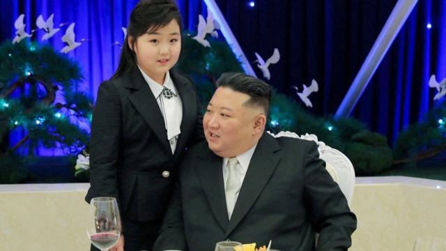 金正恩（右）与女儿金主爱（左）在平壤出席朝鲜人民军建军75周年纪念宴会（朝中社发放图片7/2/2023）