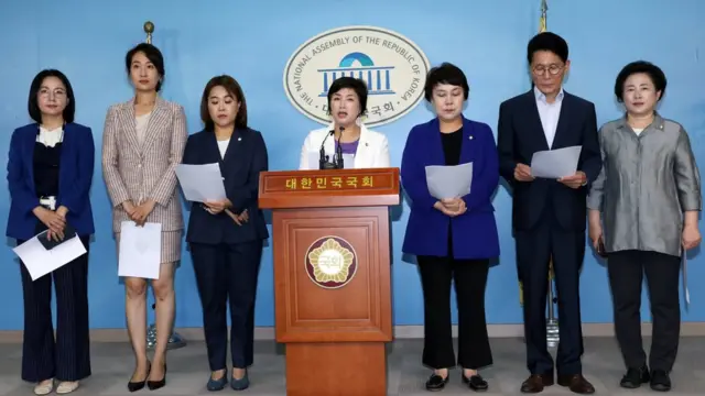 국회 여성가족위원회위원들이 22일 국회 정론관에서 각 상임위별 미투(Me too) 관련 법안 처리를 촉구하고 있다