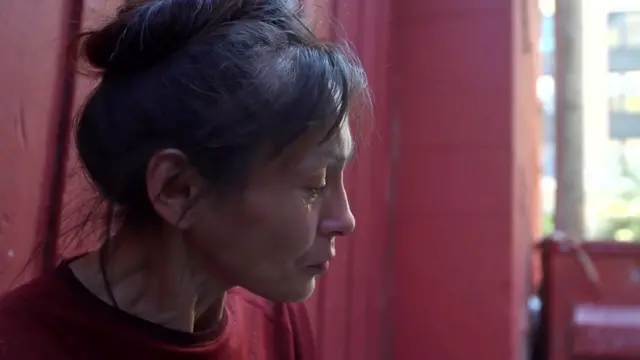 Una mujer adicta a los opioides