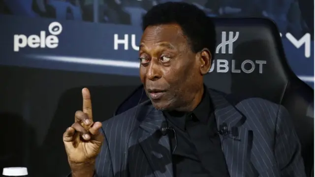 Pelé com dedo indicadorsudeste futebol apostasriste