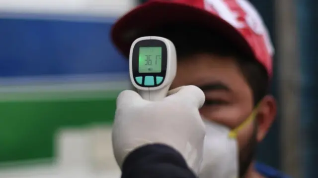 Toma de temperatura a ciudadano de Guatemala.