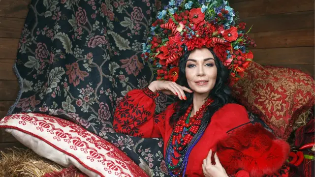 Жінка у вінку