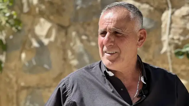 عمر عوا هو واحد من العديد من العملاء الذين اقتحموا البنوك لاستعادة مدخراتهم