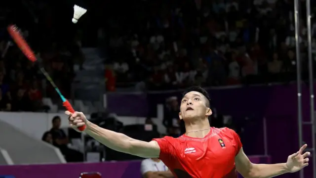 Pebulu tangkis tunggal putra Indonesia Jonatan Christie berupaya mengembalikan kok ke arah lawannya pebulu tangkis Jepang Kenta Nishimoto, pada babak semifinal Asian Games 2018 di Istora Senayan, Jakarta, Senin (27/8).