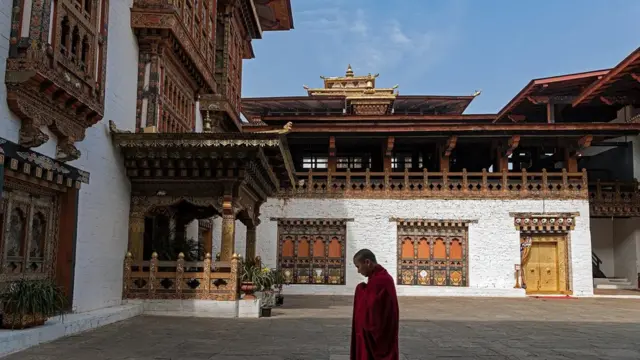 Accepter que toutes les choses sont impermanentes est l'un des piliers du bonheur selon Rinpoché.