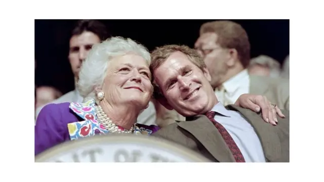 إلى جانب ابنها الرئيس جورج بوش