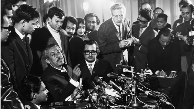 জানুয়ারি ৮, ১৯৭২: লন্ডনের ক্ল্যারিজ'স হোটেলে গণমাধ্যমের মুখোমুখি শেখ মুজিব।