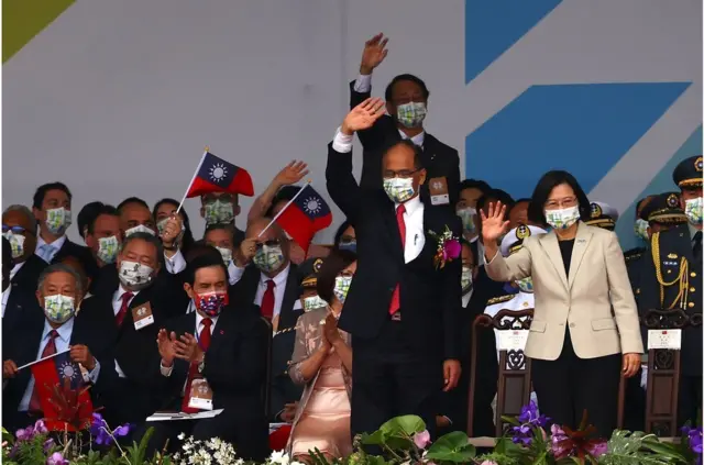 台灣總統蔡英文出席在台北總統府前舉行的「中華民國中樞暨各界慶祝111年國慶大會」，並發表演說。