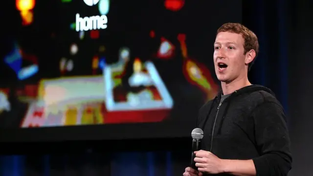 Mark Zuckerberg: Giám đốc điều hành Facebook được biết chỉ mắc xềnh xoàng áo phông xám và áo khoác có mũ chùm đầu
