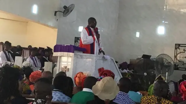 Bishop Adedeji n'ime ụlọụka