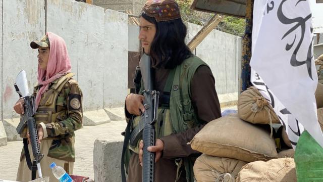 Талибы патрулируют территорию возле "зеленой зоны" Кабула, где располагаются иностранные посольства