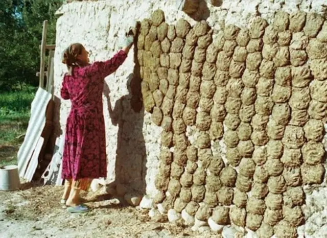 Таппи таёрлаётган ўзбек аёли