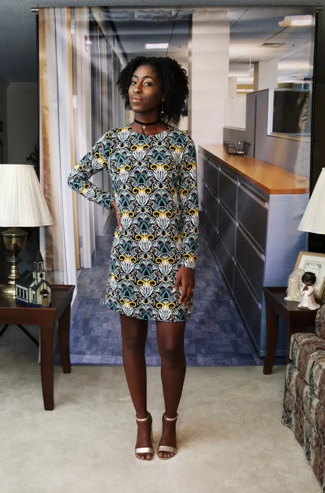 امرأة ترتدي زيا لمكان العمل