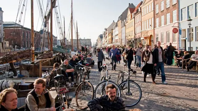 أشخاص يتجولون نهارا في العاصمة كوبنهاغن