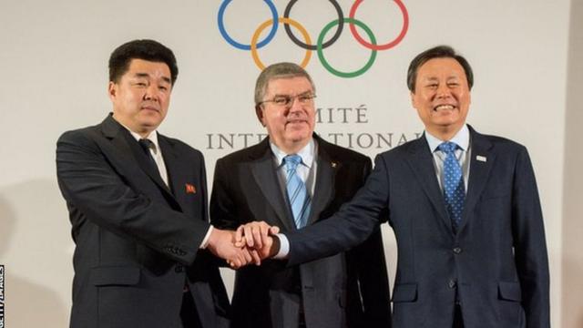 Министр спорта КНДР (слева), министр спорта, культуры и туризма Южной Кореи (справа) и президент МОК Томас Бах