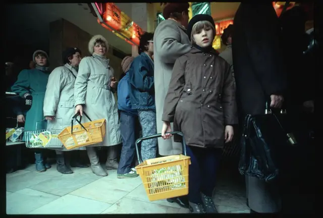 Fila en un mercado en 1990.