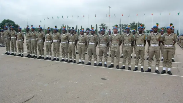 Awọn ọmọ ajọ Peace Corps duro wamu bi ologun