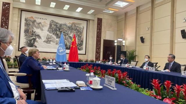 Cao ủy Nhân quyền LHQ Michelle Bachelet gặp Bộ trưởng Ngoại giao Trung Quốc Vương Nghị tại Quảng Châu, tỉnh Quảng Đông, Trung Quốc ngày 23 tháng 5 năm 2022
