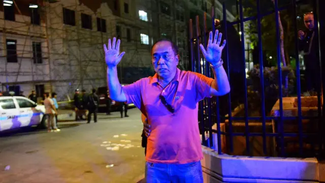 ชายคนหนึ่งซึ่งอยู่ในที่เกิดเหตุ