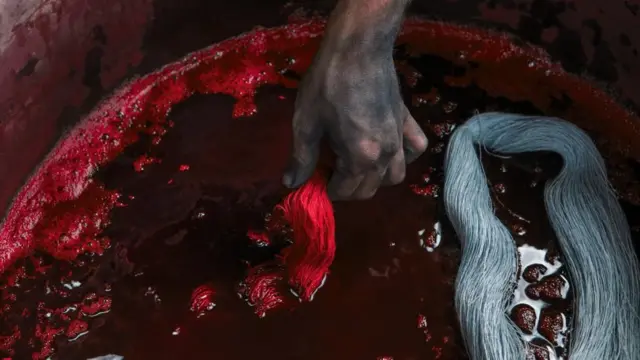 Telas siendo teñidas