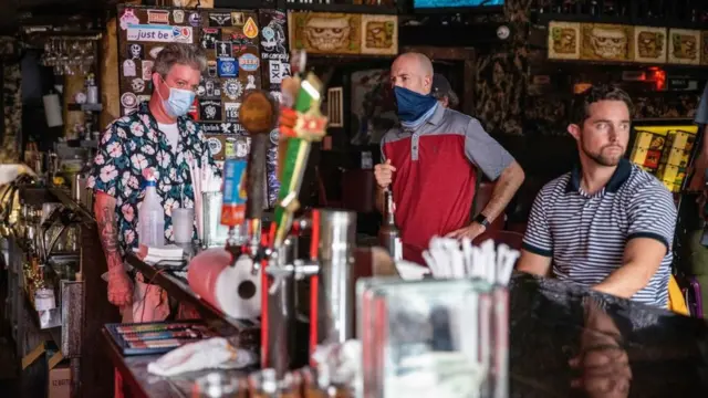 Personas en un bar en Texas.