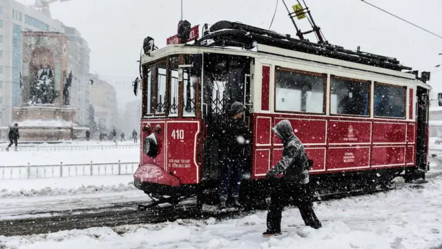İstanbulun İstiklal caddesində (İstiqlaliyyət kücəsi) tramvay xətti.