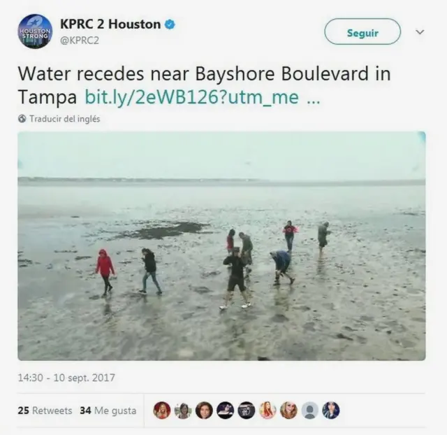 Un grupo de jóvenes camina por el lugar que antes ocupaban las aguas de la playa de Tampa.
