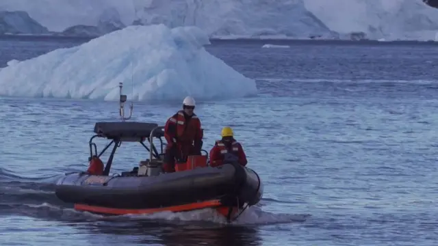 એન્ટાર્ક્ટિકા પાસે હોડીમાં મીના અને તેમનાં સાથી