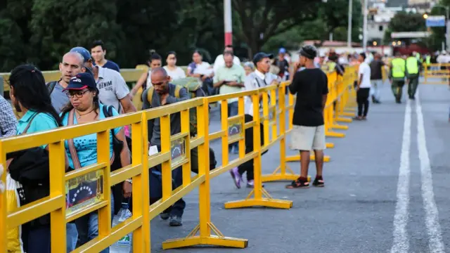 Fila na fronteira