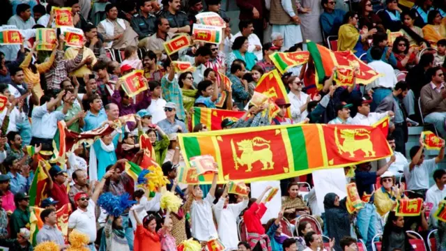 লাহোরের গাদ্দাফি স্টেডিয়ামে শ্রীলঙ্কার সমর্থক