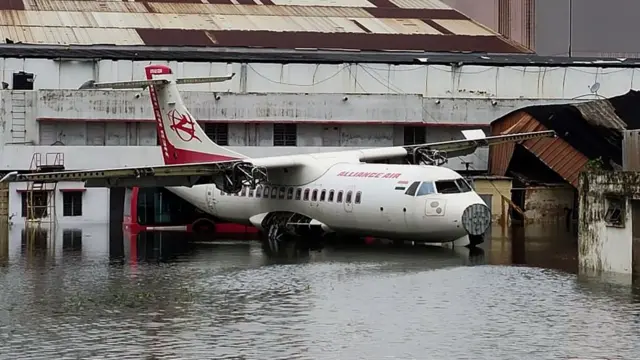 কলাকাতায় আম্পানে বেহাল এক বিমান।