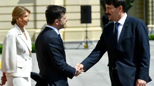 Президент и первая леди принимают поздравления возле Мариинского дворца