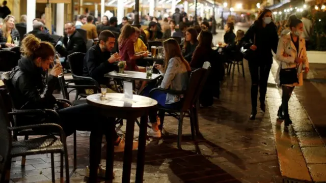 Pesssoasjogos para jogar no tediorestaurante na França