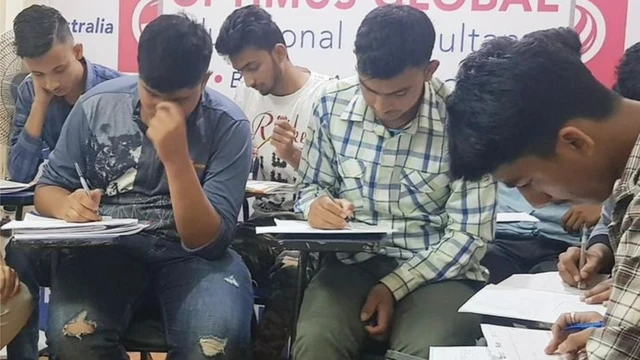 अस्ट्रेलिया जानका निम्ती भाषा कक्षामा सहभागी विद्यार्थीहरू।