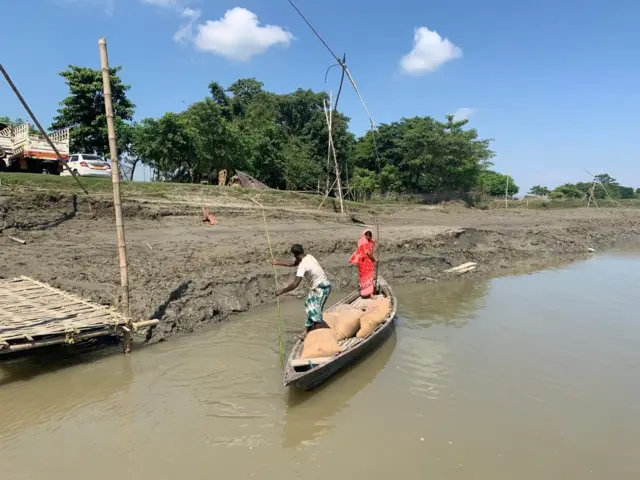 अपने छत और रोटी की तलाश करते लोग