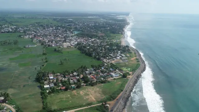 ఉప్పాడ ప్రాంతంలో అలలు తీరాన్ని దెబ్బతీయకుండా జియో ట్యూబ్ అనే రక్షణ ఏర్పాటు చేశారు.