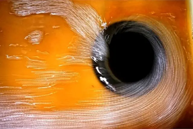 वाइन टैंक में गिरने की तस्वीर