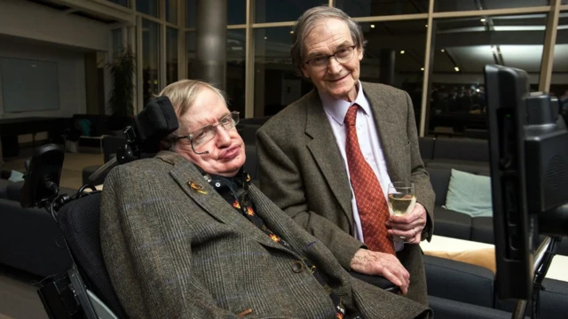 เพนโรสศึกษาวิจัยร่วมกับสตีเฟน ฮอว์คิง ในช่วงทศวรรษ 1970 เพื่อสร้างทฤษฎีว่าด้วยภาวะเอกฐาน (singularity)