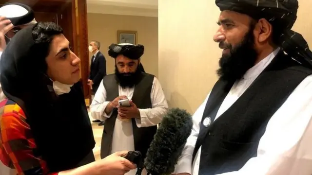 ਬੀਬੀਸੀ ਪਸ਼ਤੋ ਪੱਤਰਕਾਰ ਸ਼ਾਜ਼ੀਆ ਹਯਾ ਨਾਲ ਤਾਲਿਬਾਨ ਆਗੂ ਸੁਹੈਲ ਸ਼ਾਹੀਨ (ਫਾਈਲ ਫੋਟੋ)