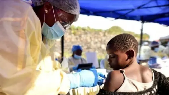 Ma'aikatan lafiya na duba wadanda ake tuhuma da kamuwa da Ebola